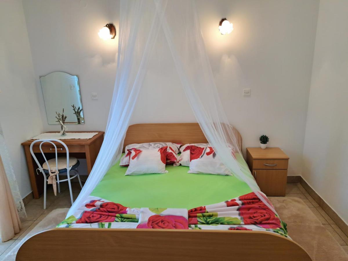 Apartments 1000 Flowers Stari Grad  Εξωτερικό φωτογραφία