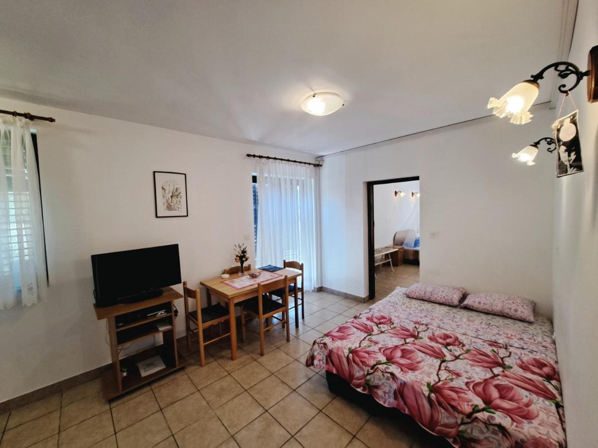 Apartments 1000 Flowers Stari Grad  Εξωτερικό φωτογραφία