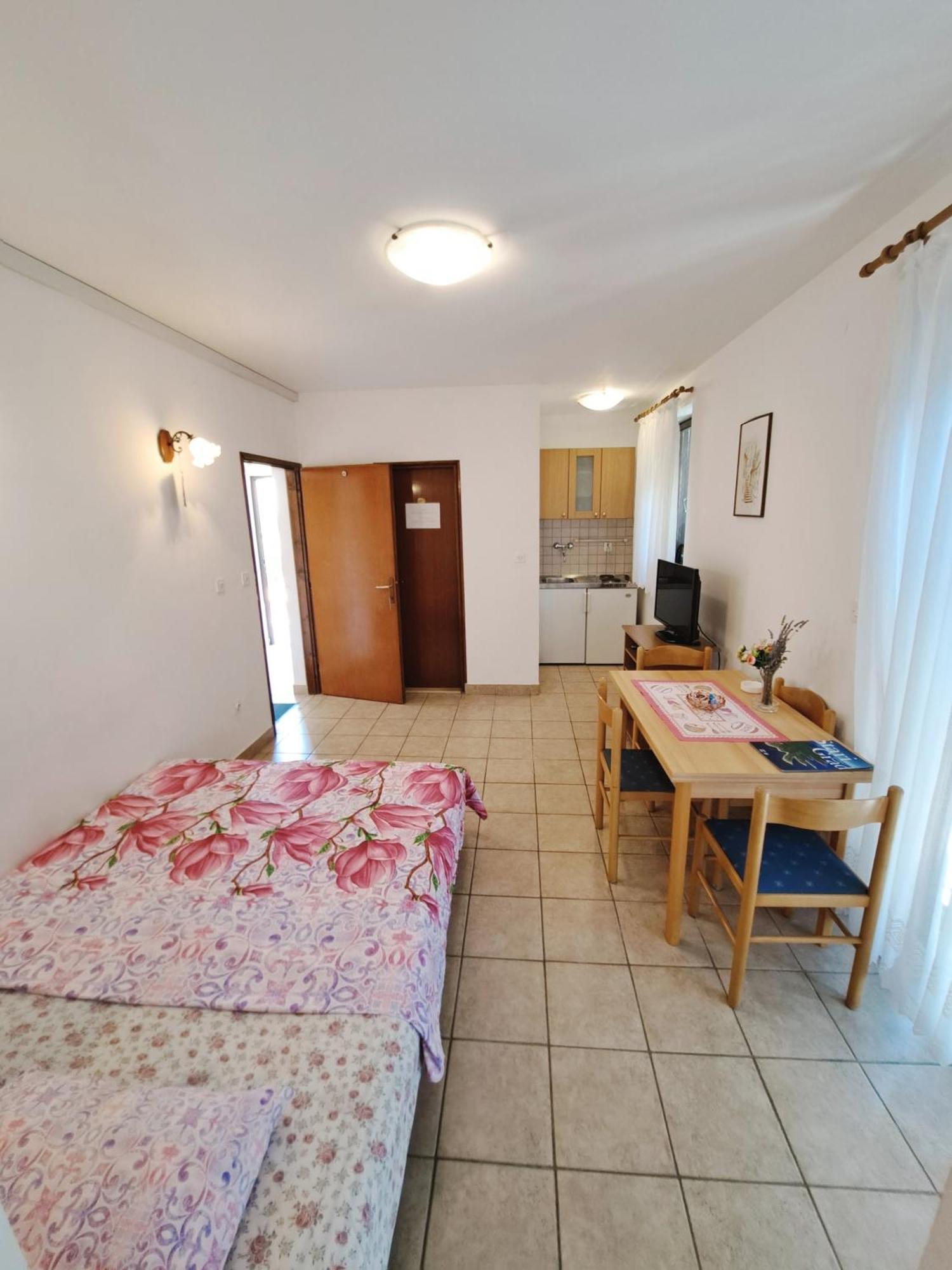 Apartments 1000 Flowers Stari Grad  Δωμάτιο φωτογραφία
